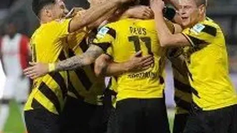 欧洲杯红毯风云：德利赫特佳人安妮可笑颜夺目